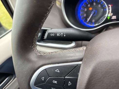 Used 2017 Chrysler Pacifica Touring-L Plus w/ Tire & Wheel Group image 24