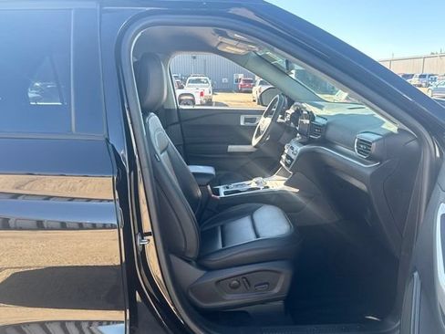 Used 2024 Ford Explorer XLT w/ Equipment Group 202A AWD/4WD image 19