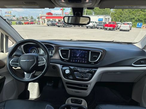 Used 2018 Chrysler Pacifica Touring-L FWD image 20