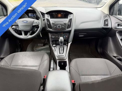 Used 2018 Ford Focus SE FWD image 2