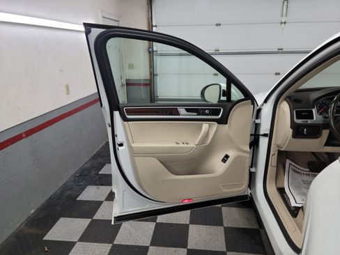 Used 2015 Volkswagen Touareg Sport image 14