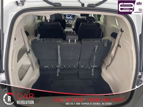 Used 2022 Chrysler Pacifica Touring-L image 40