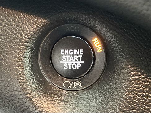 Used 2019 Jeep Cherokee Latitude Plus w/ Comfort/Convenience Group FWD image 23