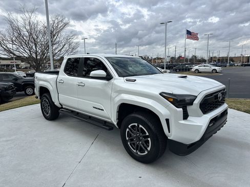 Certified 2024 Toyota Tacoma TRD Sport image 2