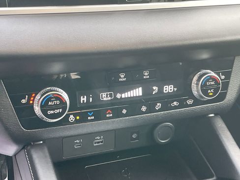 Used 2025 Mitsubishi Outlander SEL image 35