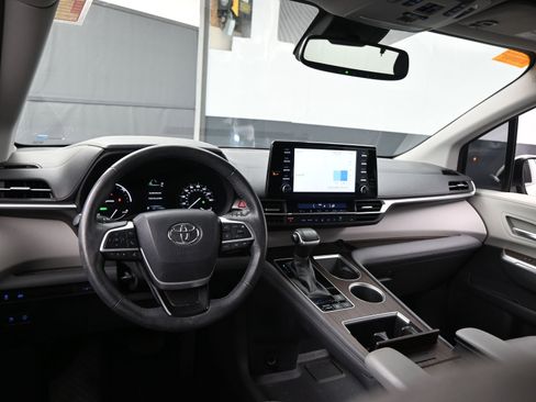 Certified 2021 Toyota Sienna XLE image 20