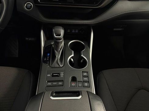 Used 2024 Toyota Highlander LE image 24