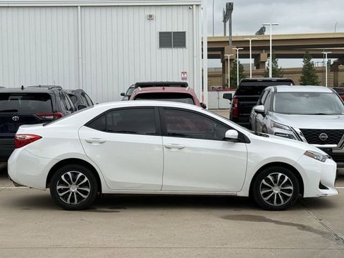 Used 2017 Toyota Corolla LE FWD image 3