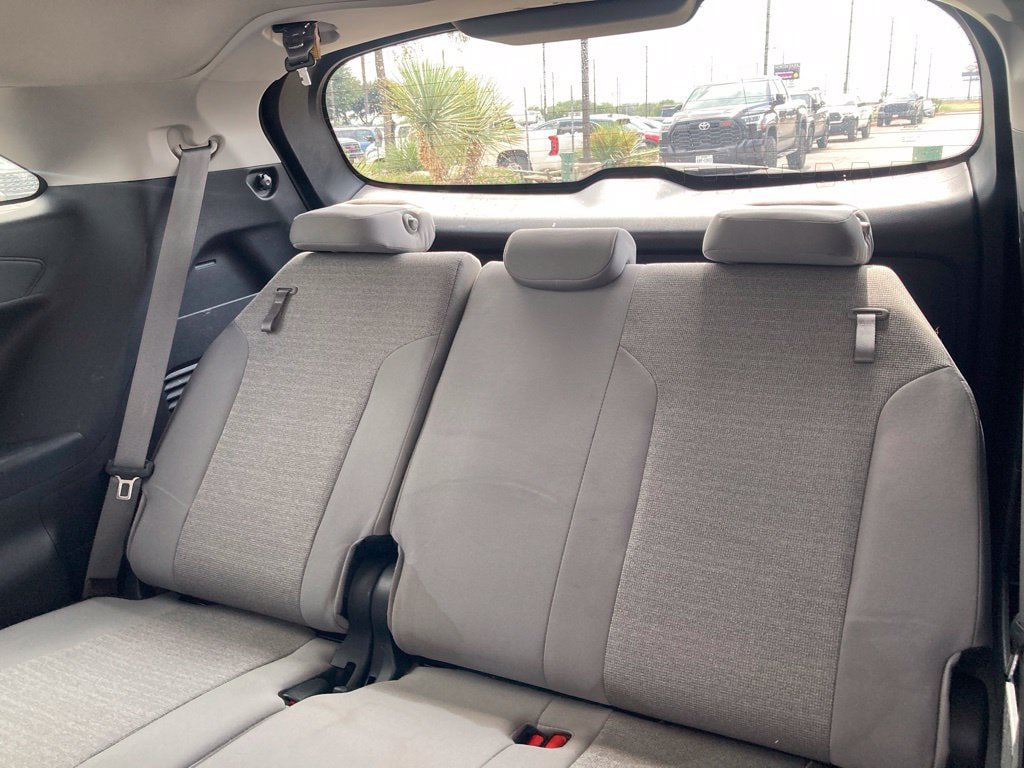Used 2025 Toyota Sienna LE FWD image 10