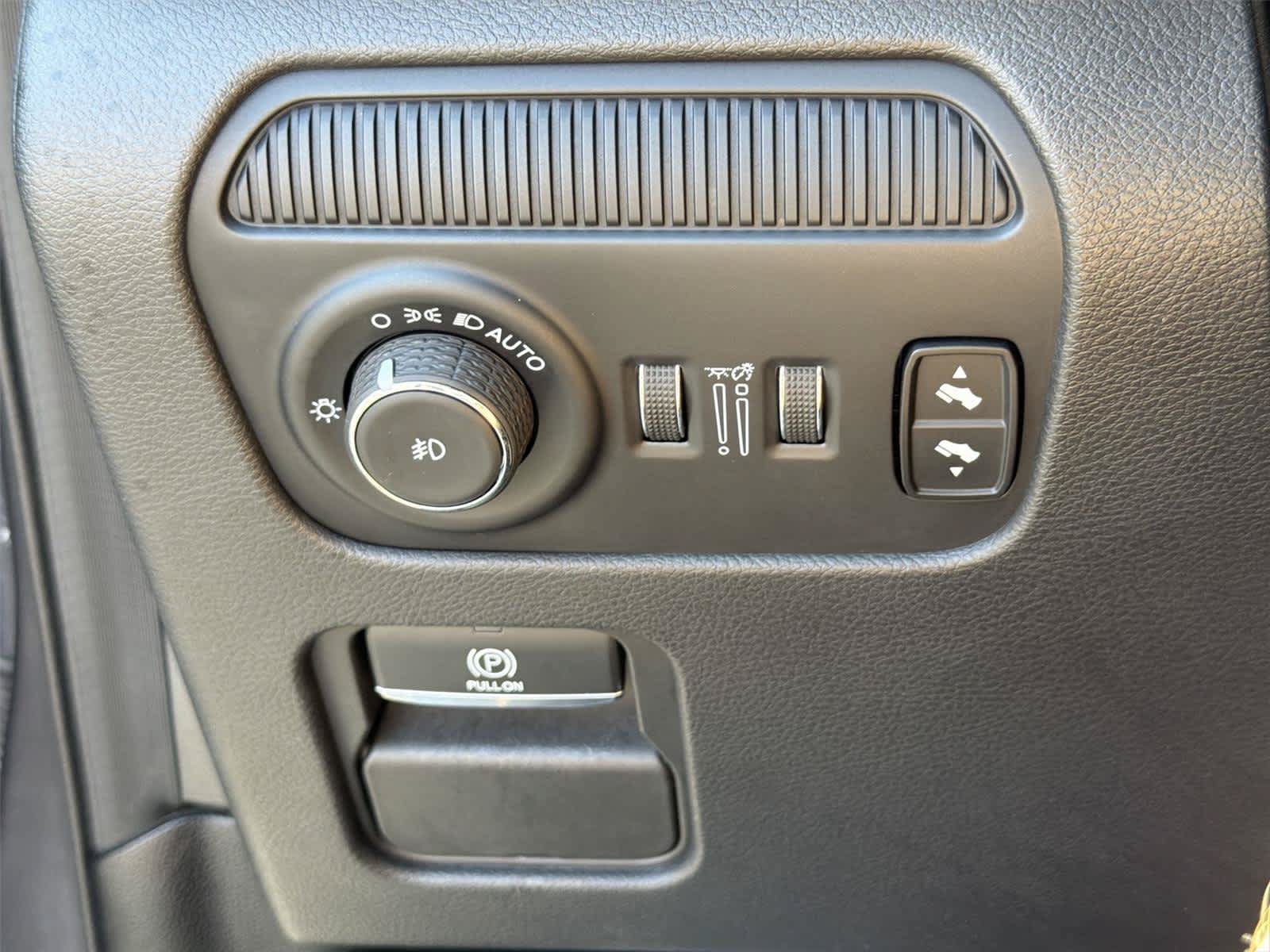 Used 2024 Jeep Wagoneer Series III AWD/4WD image 39