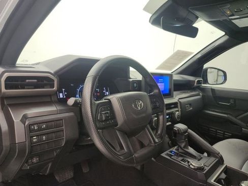 Certified 2025 Toyota Tacoma SR5 AWD/4WD image 12