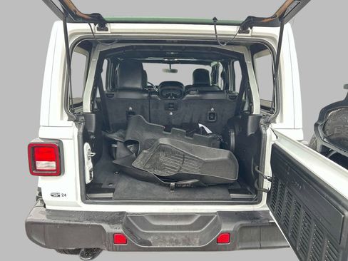 Certified 2022 Jeep Wrangler Unlimited Sahara AWD/4WD image 14