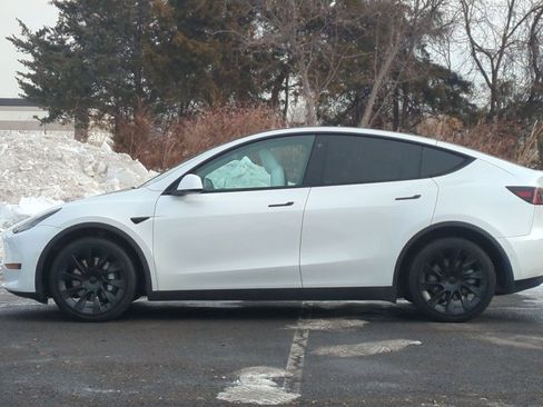 Used 2022 Tesla Model Y Long Range image 9