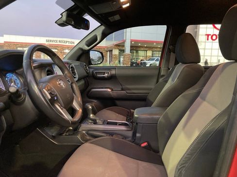 Used 2021 Toyota Tacoma TRD Sport w/ Technology Package image 10