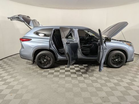 Used 2022 Toyota Highlander XLE AWD/4WD image 9