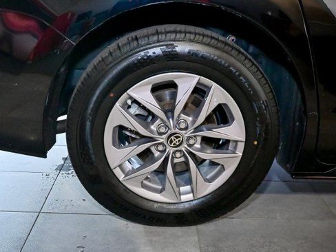 Used 2023 Toyota Sienna XLE image 40