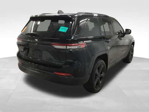 Used 2023 Jeep Grand Cherokee Limited w/ Black Appearance Package image 32