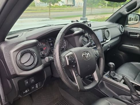 Used 2022 Toyota Tacoma TRD Sport w/ TRD Premium Sport Package AWD/4WD image 12