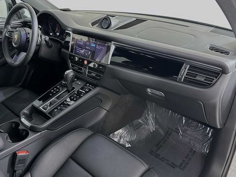 Certified 2026 Porsche Macan AWD/4WD image 30