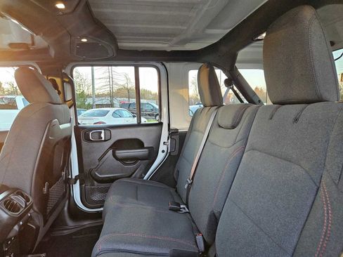 Used 2025 Jeep Wrangler Unlimited Rubicon w/ Technology Group image 18