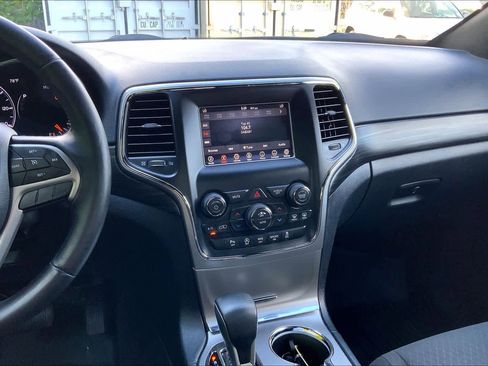 Used 2020 Jeep Grand Cherokee Laredo AWD/4WD image 7