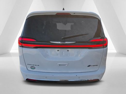 Used 2024 Chrysler Pacifica Select image 6