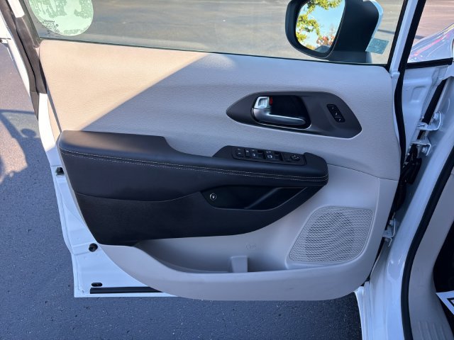 Used 2023 Chrysler Pacifica Touring-L FWD image 19