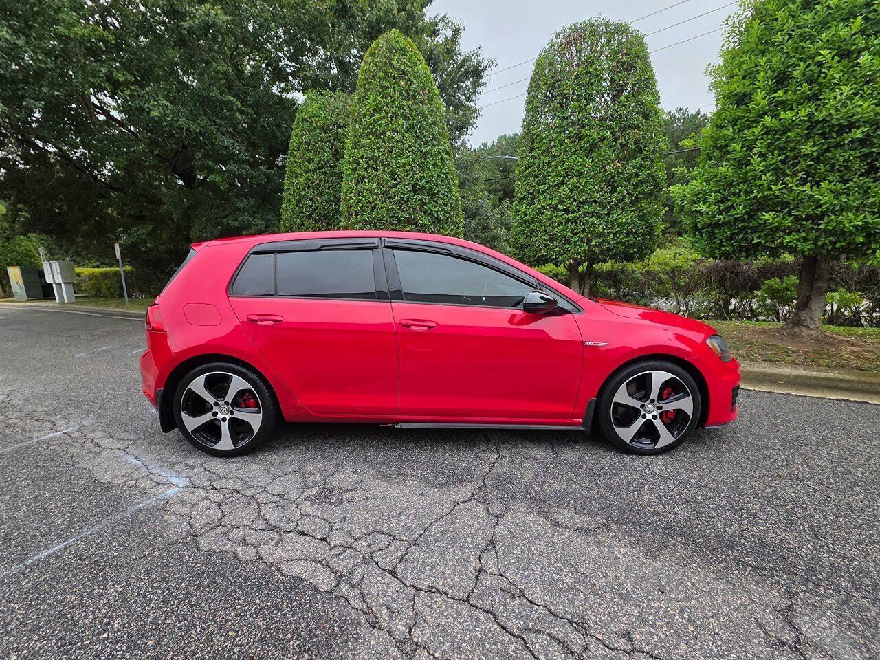 Used 2017 Volkswagen GTI SE FWD image 6