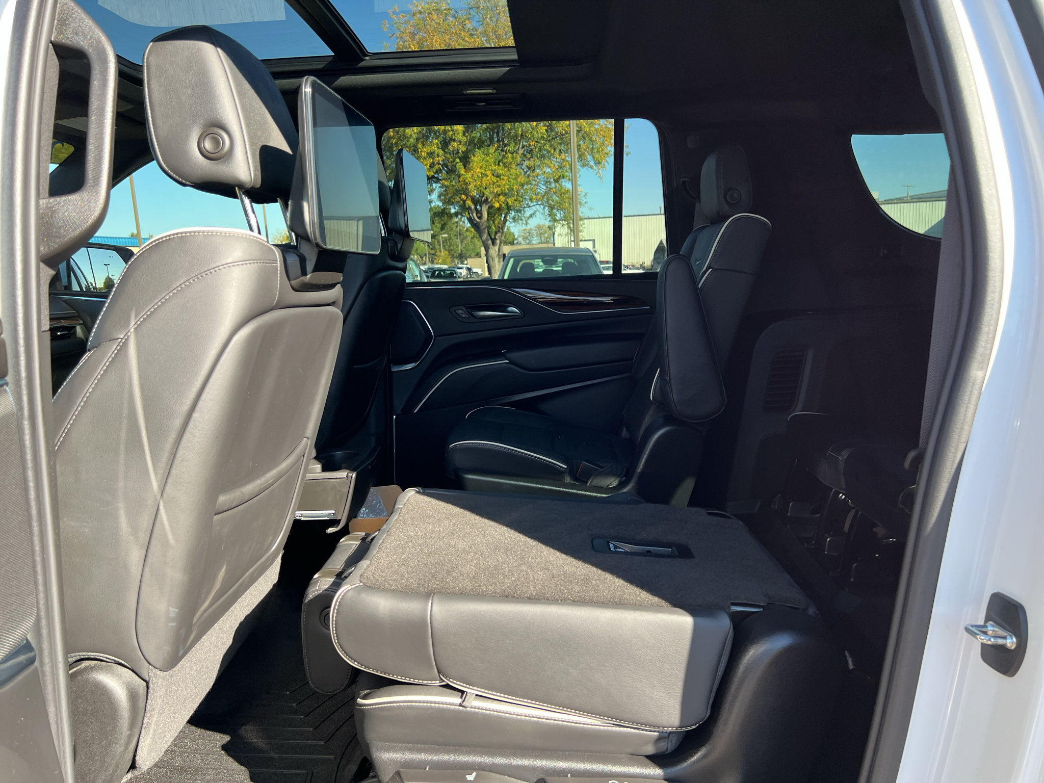 Used 2023 Cadillac Escalade ESV Premium Luxury AWD/4WD image 3