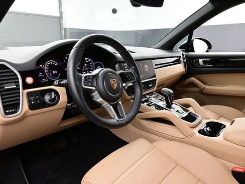 Certified 2023 Porsche Cayenne image 4