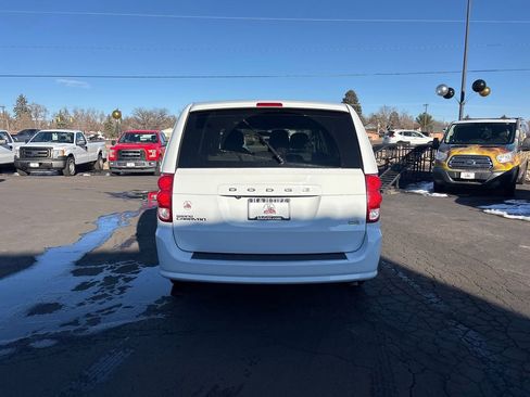 Used 2017 Dodge Grand Caravan SE image 6
