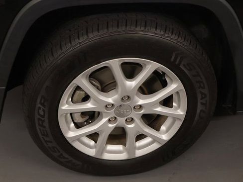 Used 2017 Jeep Cherokee Latitude w/ Comfort/Convenience Group AWD/4WD image 7