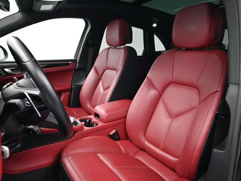 Certified 2023 Porsche Macan AWD/4WD image 5