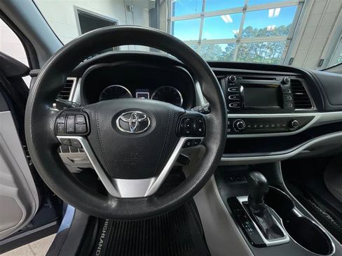 Used 2019 Toyota Highlander LE image 14