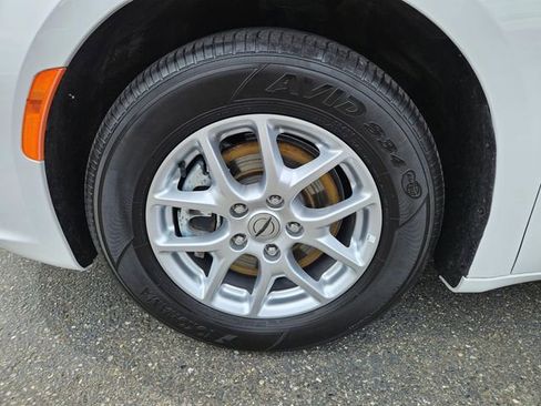 Used 2023 Chrysler Pacifica Touring-L FWD image 11