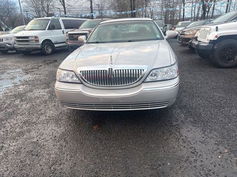 Used 2005 Lincoln Town Car Signature Limited image 3