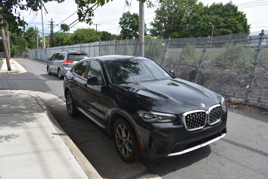 Used 2024 BMW X4 xDrive30i w/ Parking Assistance Package AWD/4WD image 4