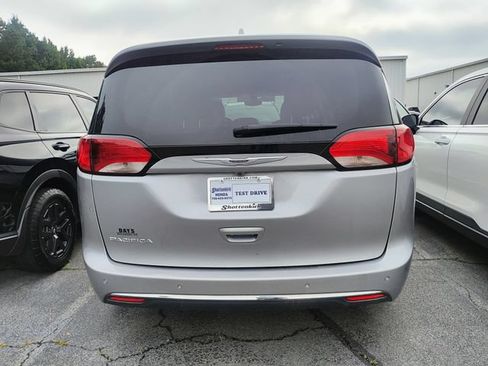 Used 2020 Chrysler Pacifica Touring-L w/ Tire & Wheel Group FWD image 3