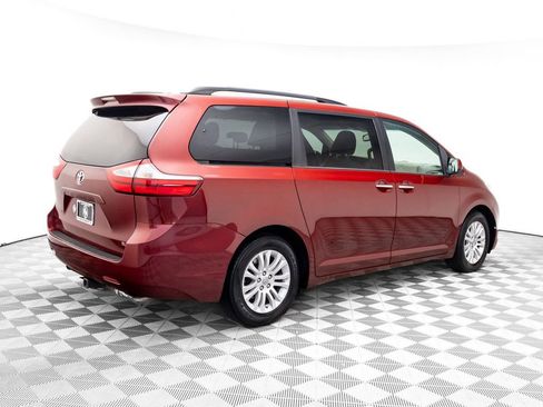 Used 2015 Toyota Sienna XLE image 7