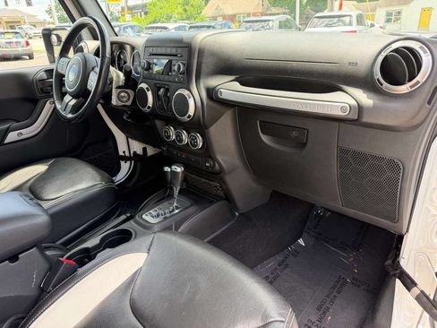 Used 2017 Jeep Wrangler Sahara w/ Connectivity Group AWD/4WD image 23