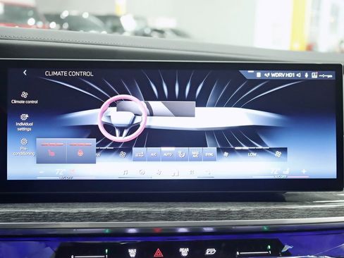 Used 2025 BMW 740i xDrive AWD/4WD image 23