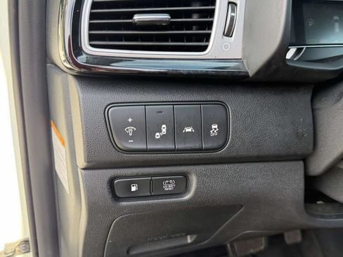 Used 2017 Kia Niro EX FWD image 25