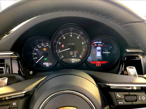 Certified 2025 Porsche Macan image 29