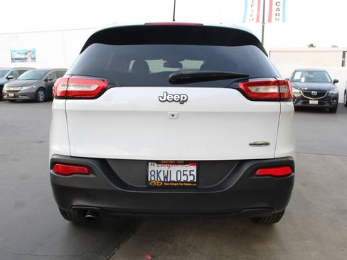 Used 2018 Jeep Cherokee Latitude Plus FWD image 4