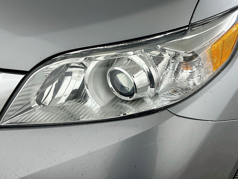 Used 2015 Toyota Sienna XLE w/ XLE Navigation Package FWD image 34
