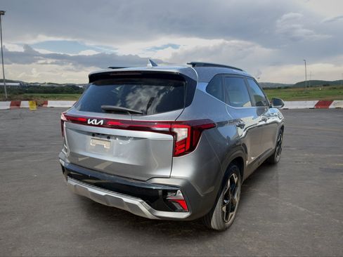Certified 2024 Kia Seltos EX FWD image 3