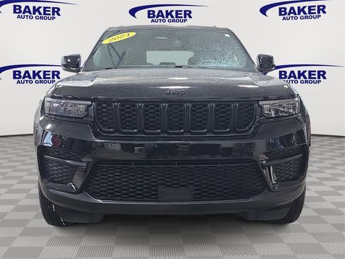 Used 2024 Jeep Grand Cherokee Altitude image 2