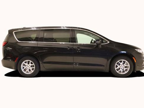 Used 2023 Chrysler Pacifica Touring-L image 4