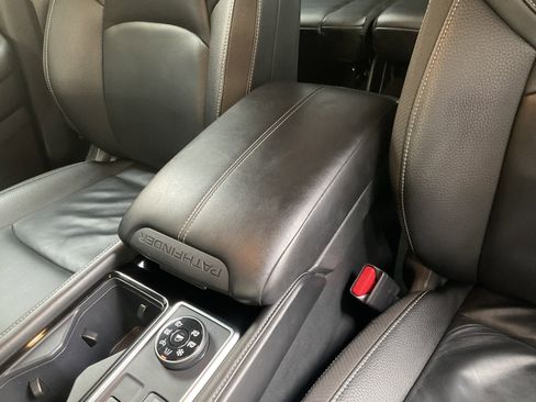 Used 2025 Nissan Pathfinder SL image 21