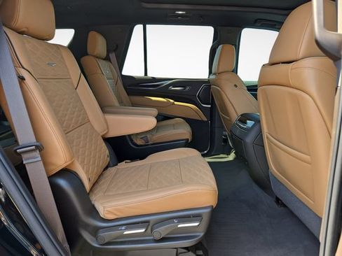 Used 2024 Cadillac Escalade Premium Luxury AWD/4WD image 39